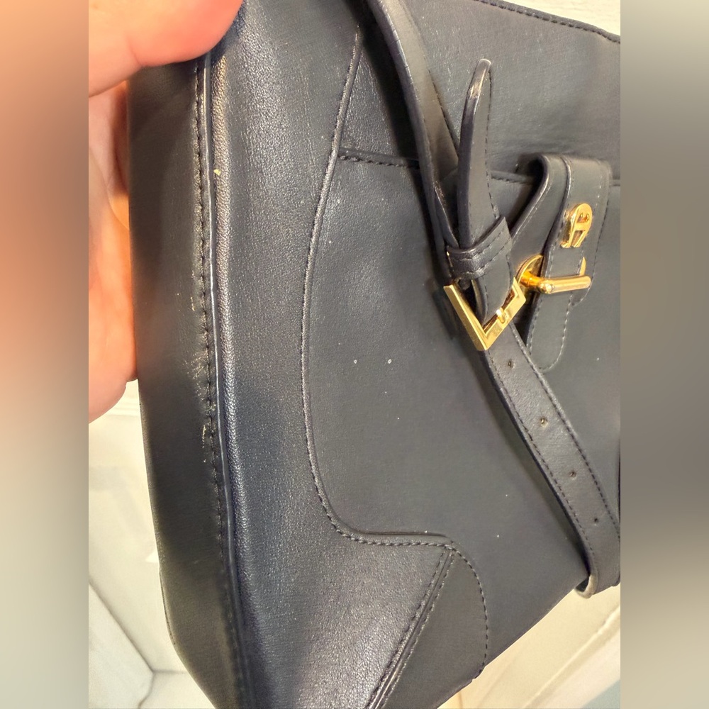 Elegant Navy Leather Shoulder Bag - Picture 12 of 15